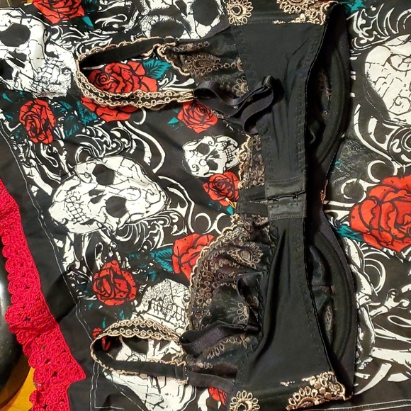 Black Mesh with Goldish accented embroidery 36DD bra. Gorgeous bra ❤️ - Picture 3 of 4